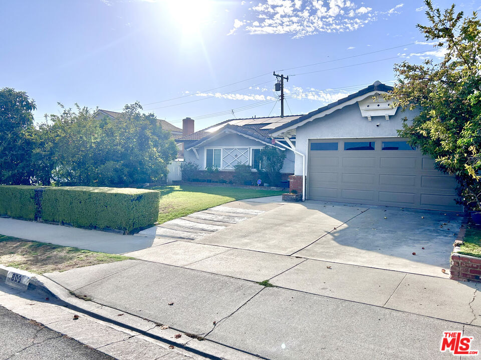 Building Photo - 809 Agajanian Way