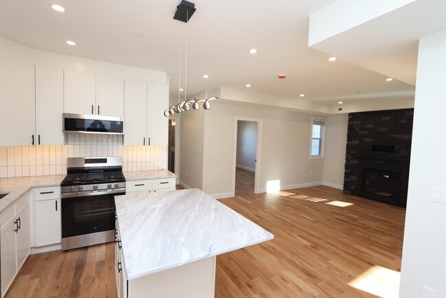 Building Photo - 14-16-16 Harriet St