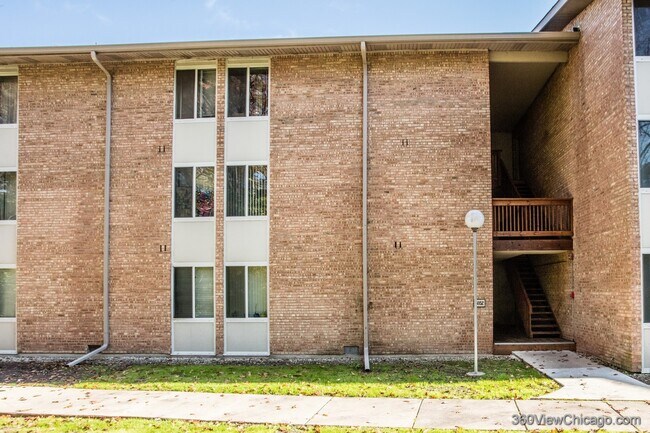 Building Photo - 5852 Forest View Rd