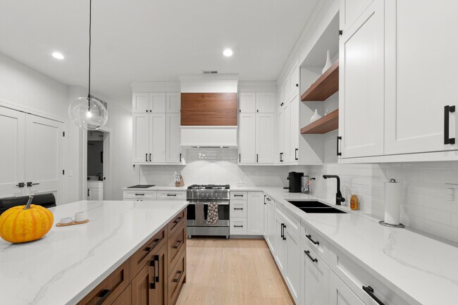 Foto del edificio - 1511 W Irving Park Rd