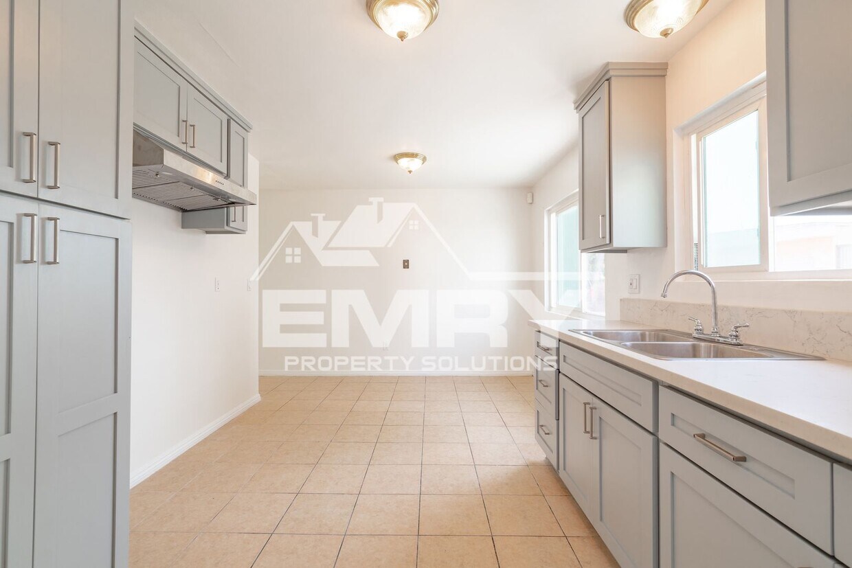 Primary Photo - 3848 W 105th St