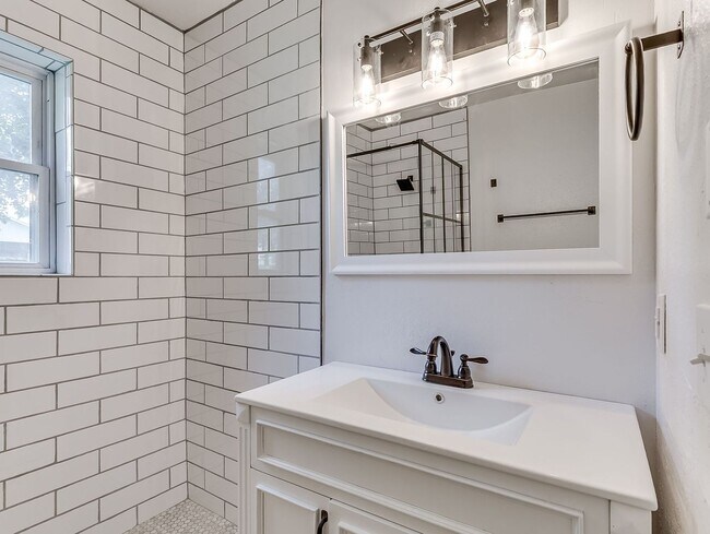 Building Photo - All Brand-new features and nicely updated,...