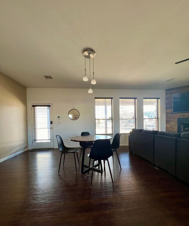 Foto del edificio - Charming , Single story 3 Bedroom , 2 Bath Home!