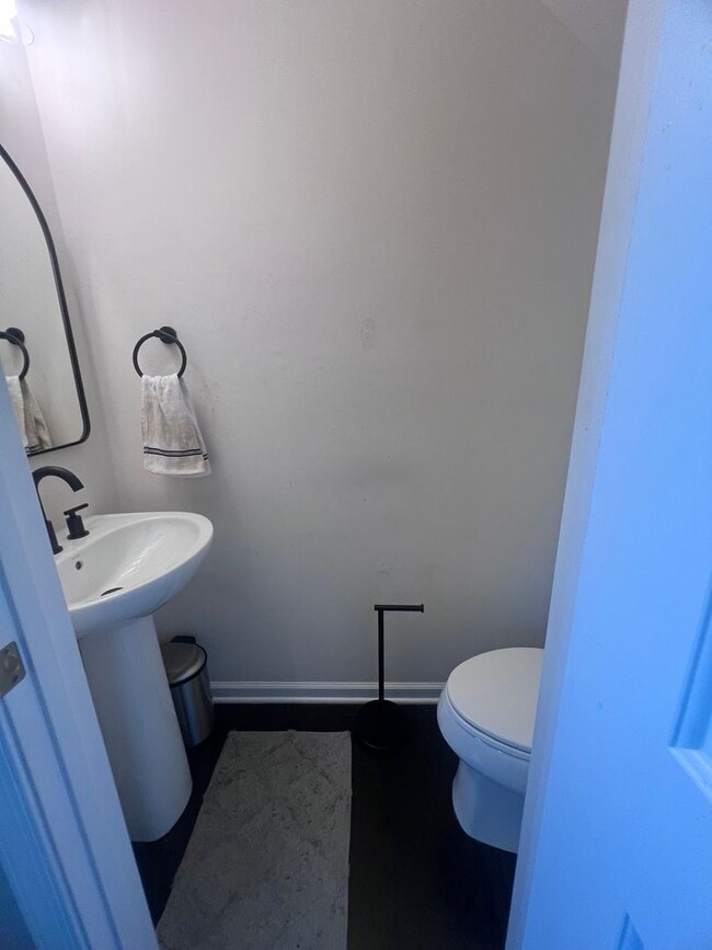 Building Photo - Bright 2BR / 2BA with One-Car Garage, Open...