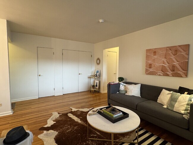 Foto del edificio - "Charming 1-Bed End Unit Condo on Bellaire...