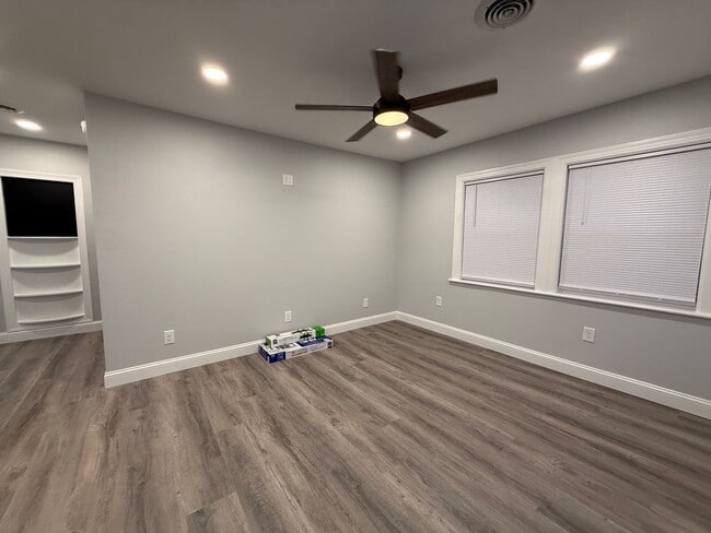 Foto del edificio - 313 E Bernard Ave