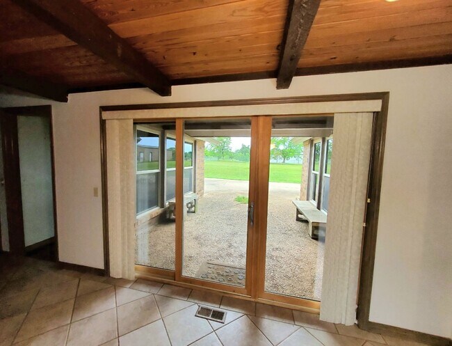 Building Photo - 2 Bed 2.5 Bath Plus Loft 2 Car Garage Plus...