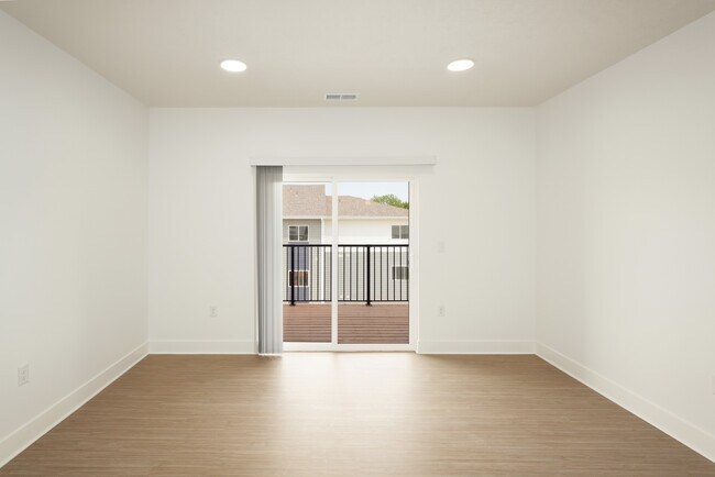 Sala de estar de 1 dormitorio - Blair Crossing Apartments