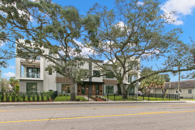 Building Photo - LIKE NEW LUXURY Townhome For Rent in Tampa...