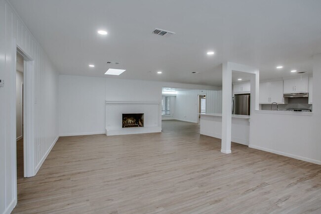 Building Photo - Pre-leasing for July!