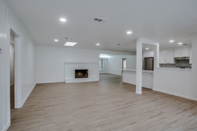 Foto del edificio - Pre-leasing for July!