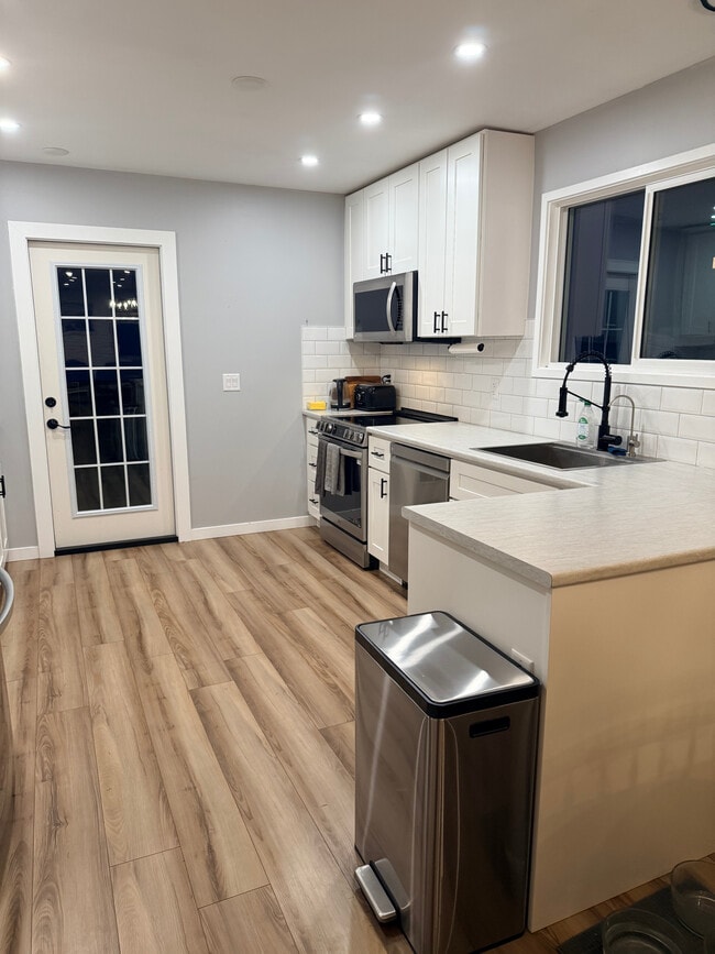 Building Photo - 3922 21 Av