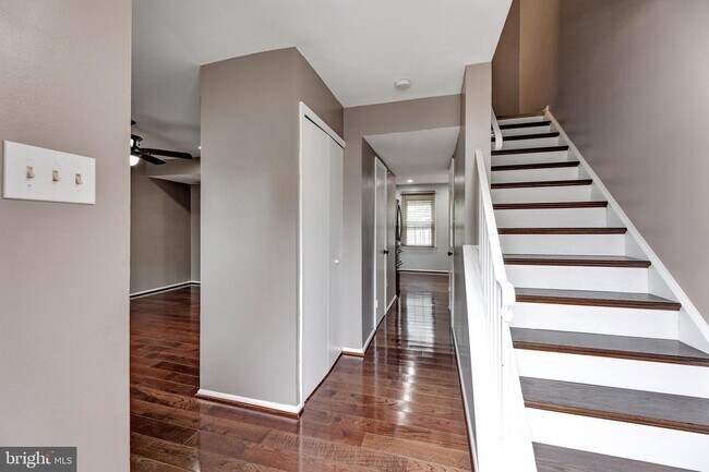 Building Photo - 18 Chantilly Ct