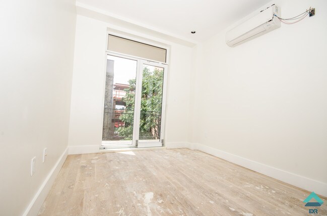 Foto del edificio - 1004 Gates Ave
