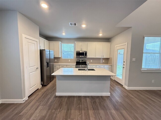 Foto del edificio - 5022 Ricochet Ln