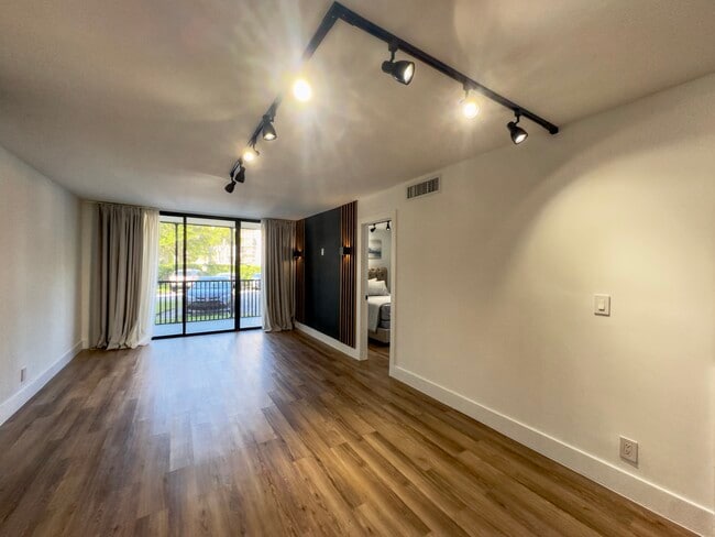Building Photo - 3301 N Country Club Dr