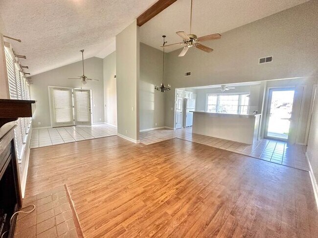 Foto del edificio - MOVE -IN SPECIAL $200 OFF first month's re...