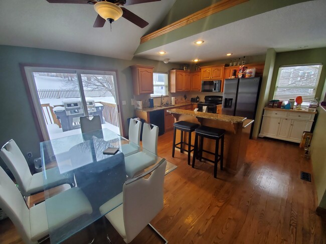 Kitchen / DIning - 1516 S 105th St