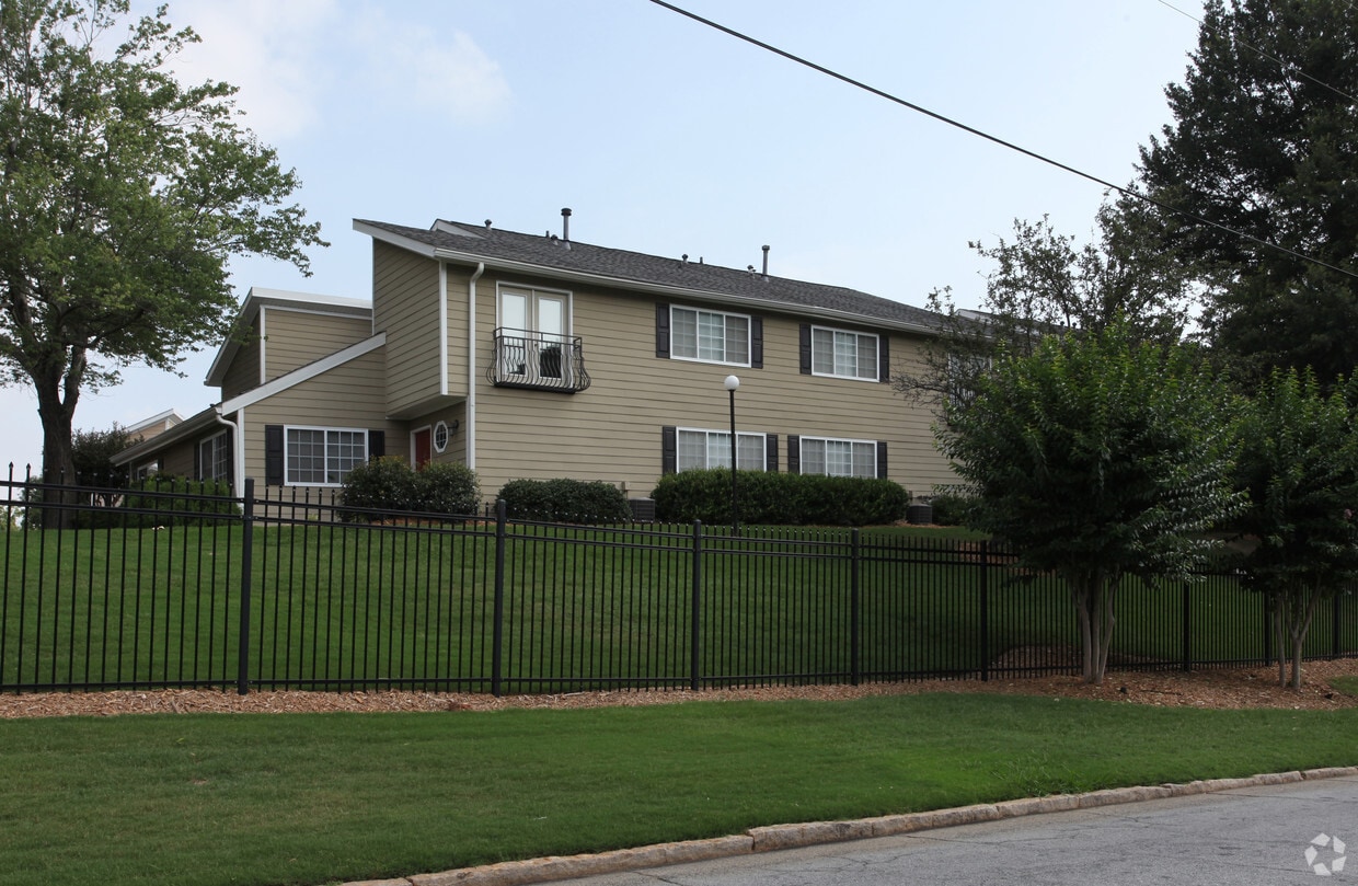 Building Photo - Carlyle Woods