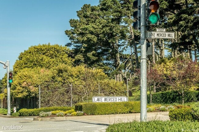Foto del edificio - 208 N Lake Merced Hills