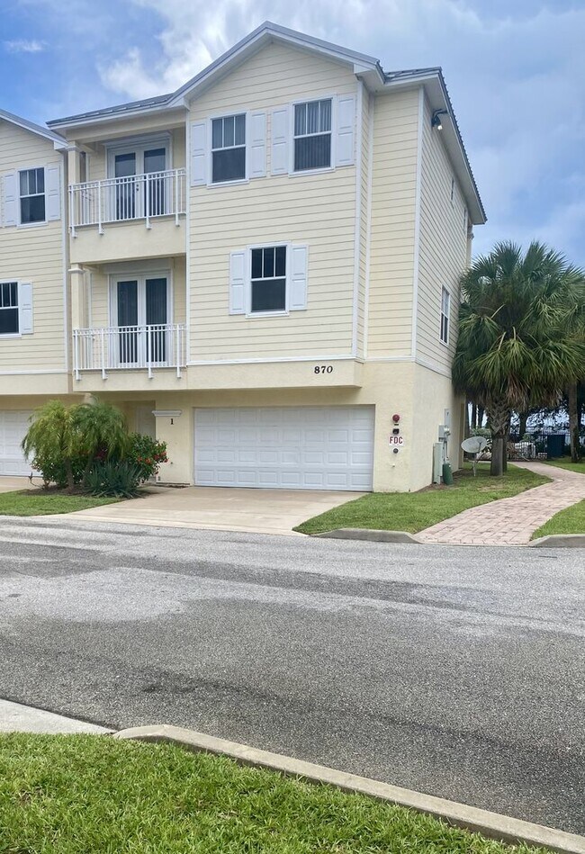 Foto del edificio - BEAUTIFUL END UNIT WITH RIVER VIEW 3BR/3.5 BA CONDO