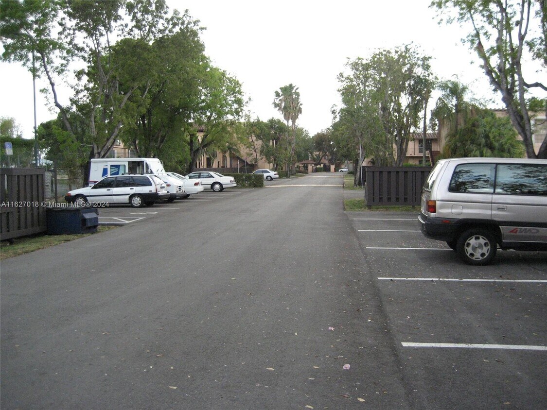 Foto del edificio - 10824 N Kendall Dr