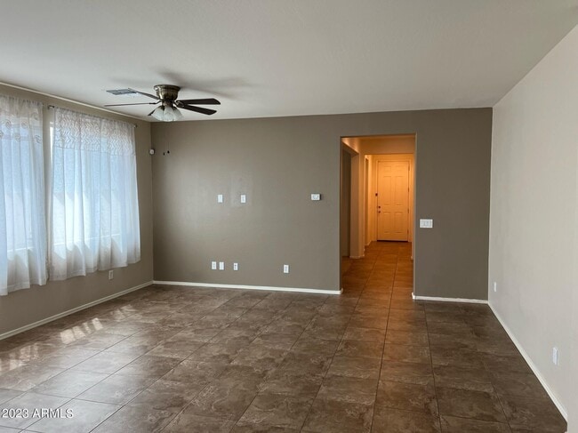 Foto del edificio - 3330 E Russell St