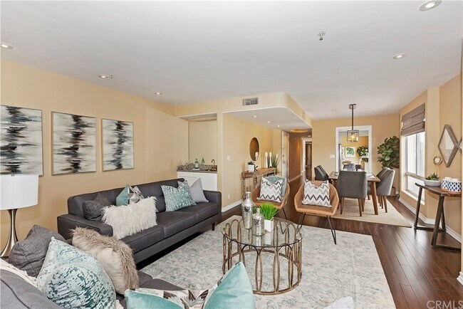 Living Room, Wet Bar - 131 N Croft Ave
