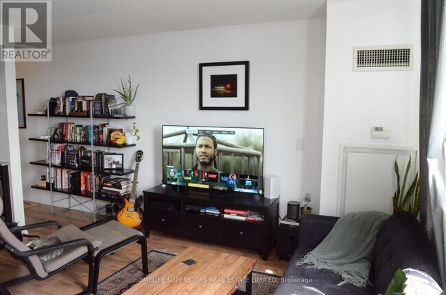 Photo du bâtiment - 38 Joe Shuster Way