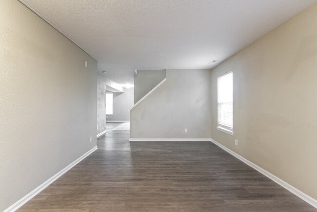 Building Photo - 607 Sweet Creek Dr