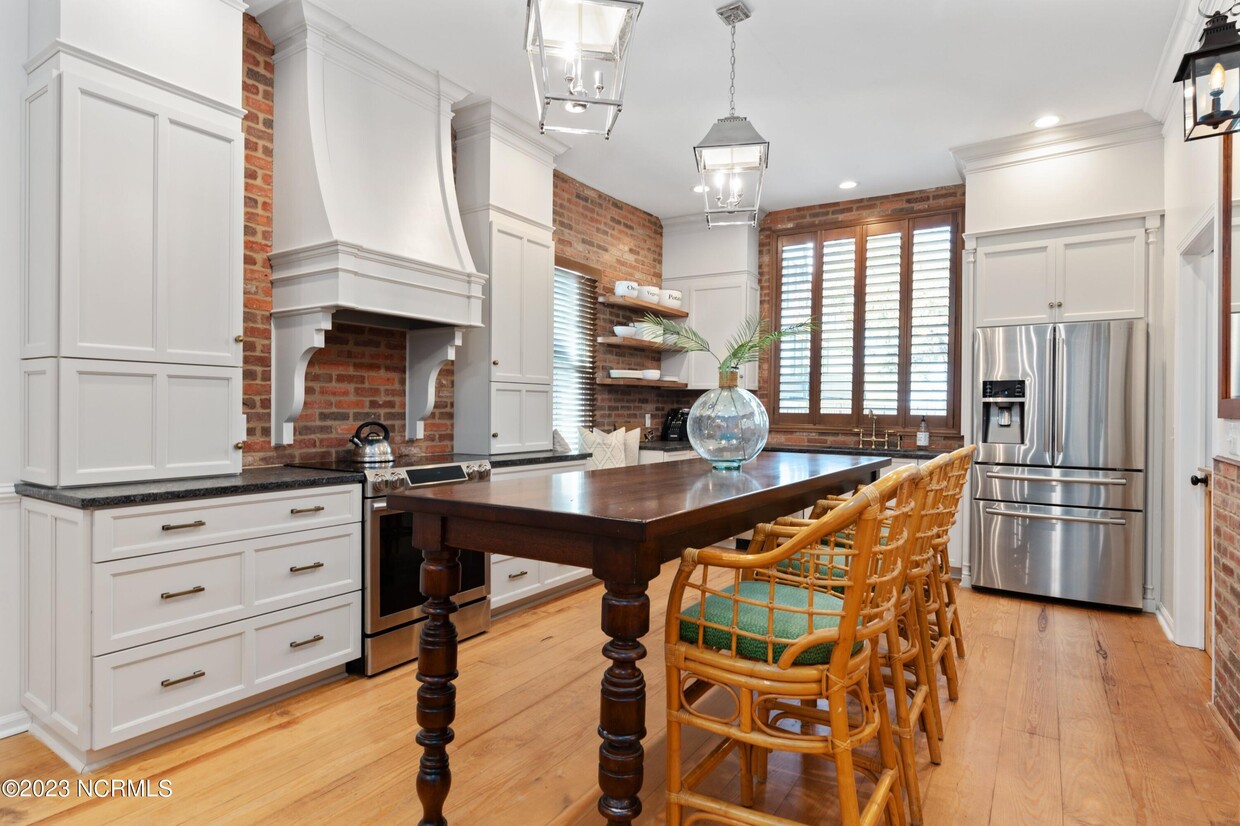 Primary Photo - 305 Harnett St