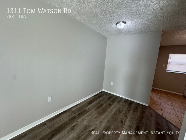 Foto del edificio - 1311 Tom Watson Rd