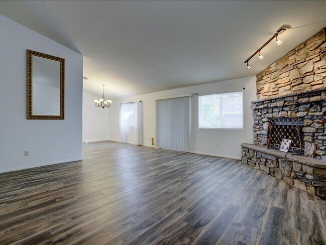 Building Photo - 4 Bedroom, 2 Bathroom