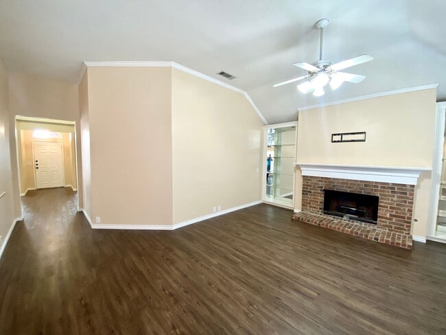 Building Photo - Introducing this inviting 3-bedroom, 2-bat...