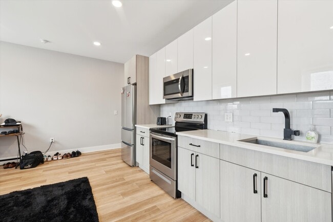 Building Photo - 325 N 40th St