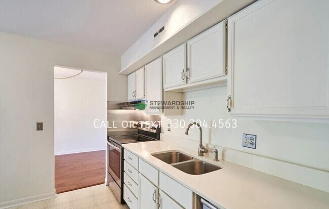 Foto del edificio - 77 Atterbury Blvd