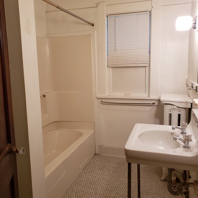 Foto del edificio - 2145 Scottwood Ave
