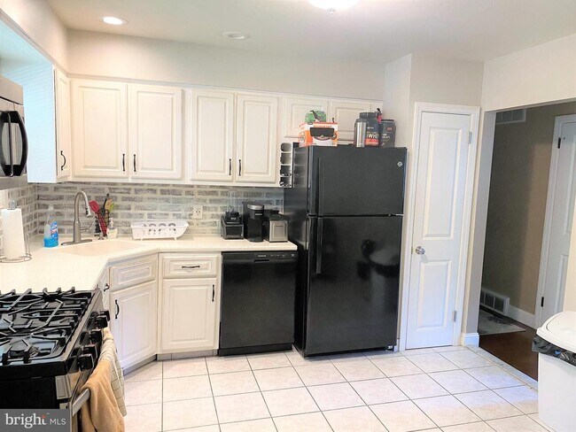 Building Photo - 2247 Linden Ave