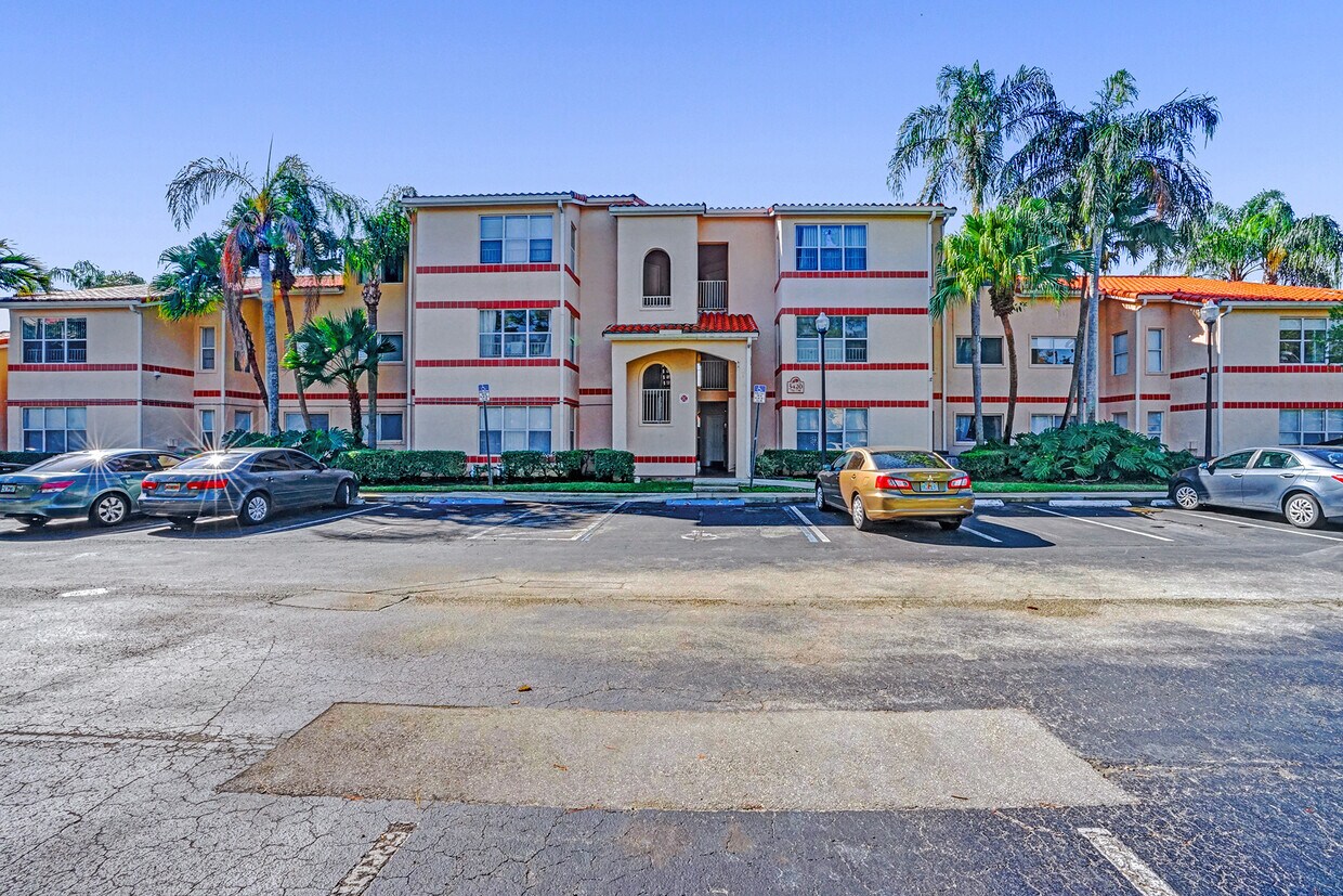 Primary Photo - 3420 Pinewalk Dr N