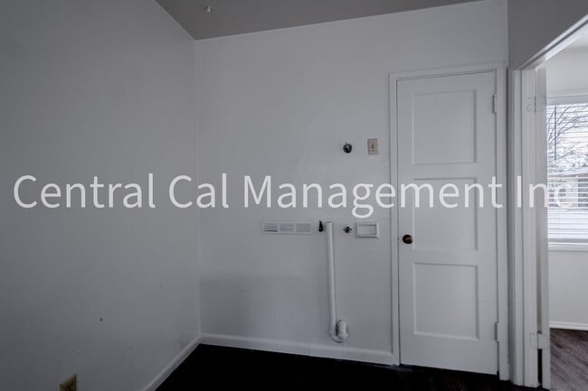 Building Photo - 343-345 E Marengo Ave