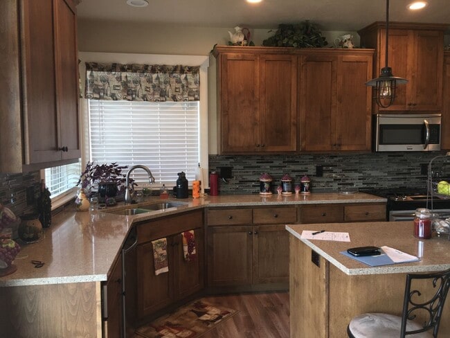 Building Photo - 3 Bedroom 2 Bath Home in NW Redmond Furniture NOT Included.