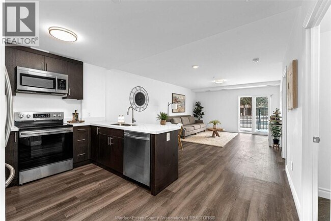 Building Photo - 1611 Banwell Rd