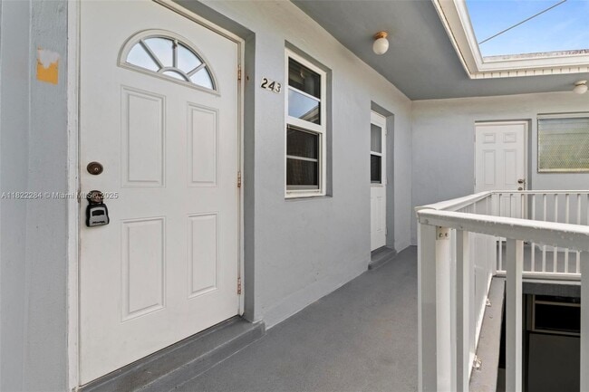 Building Photo - 1667 NE Miami Gardens Dr