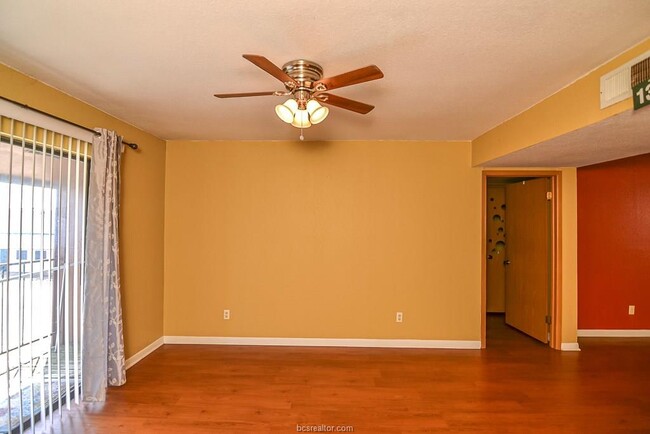 Foto del edificio - 904 University Oaks Blvd