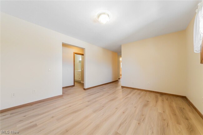 Foto del edificio - 8122 Brookside Dr