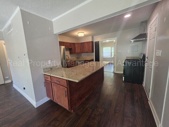 Foto del edificio - Updates Everywhere! 2/3 Bedrooms in Oak Park
