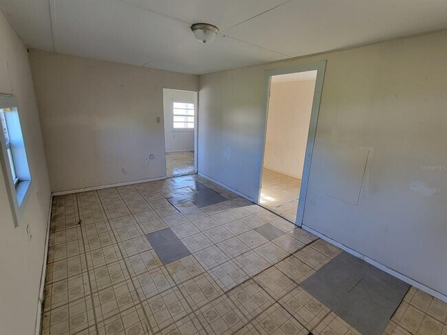 Foto del edificio - 12325 Lakeshore Dr