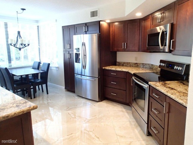 Building Photo - 115 Bay Colony Dr N