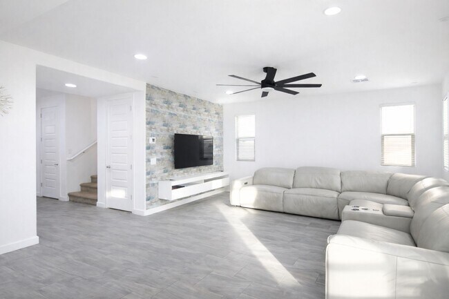 Building Photo - 2353 E Castanets Dr