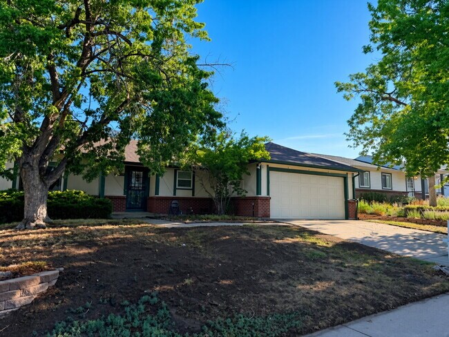 Foto del edificio - Spacious 4 bedroom, 3 bathroom home in the heart of Aurora is ready for immediate move in! Conven...